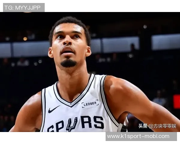 文班谈球队战术多样性认为马刺的纯粹篮球更符合战术本质与发展方向